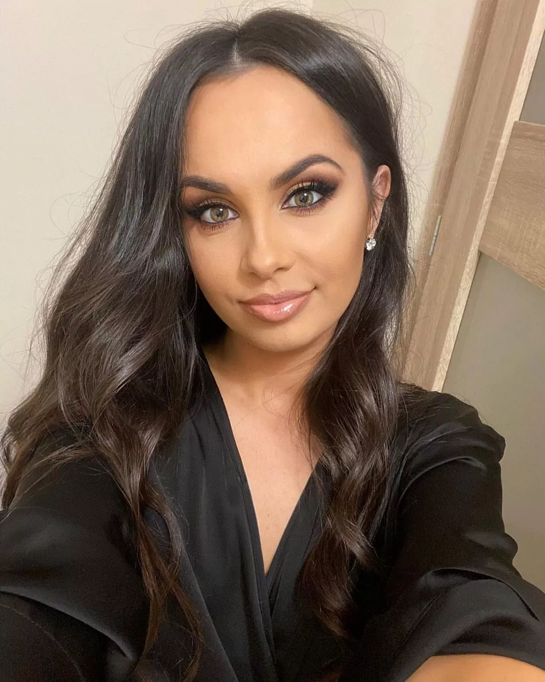 Urocza wokalistka girlsbandu disco polo w czerwieni. Milena Grzywacz kusi fanów swoją urodą! Jak wygląda gwiazda?! 